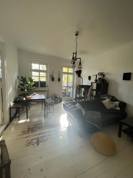 Helle 3-Zimmer-Altbauwohnung mit Balkon in Lichtenberg (auch WG-Geeignet) - ab 16.07. bezugsfrei — photo 1